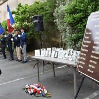 Une plaque inaugurée le 8 mai 2023 à Château-Gontier-sur-Mayenne pour honorer la mémoire de 25 Juifs déportés de Mayenne. (Crédit : Ville de Château-Gontier / Twitter)