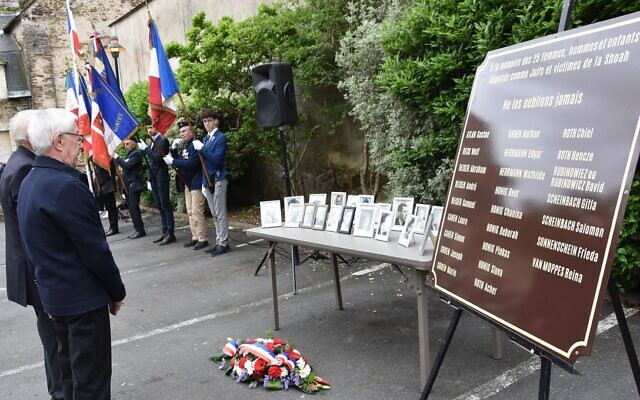 Une plaque inaugurée le 8 mai 2023 à Château-Gontier-sur-Mayenne pour honorer la mémoire de 25 Juifs déportés de Mayenne. (Crédit : Ville de Château-Gontier / Twitter)