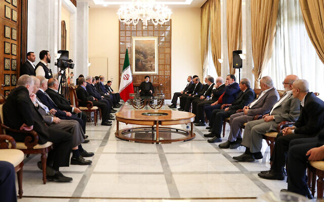 Le président iranien Ebrahim Raisi rencontre de hauts-responsables palestiniens, notamment des leaders des groupes terroristes du Hamas et du Jihad islamique, dans la capitale syrienne de Damas, le4 mai 2023. (Crédit : Bureau de la présidence iranienne)