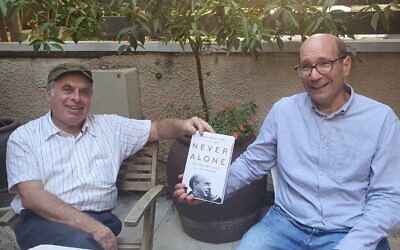 Les co-auteurs Natan Sharansky et Gil Troy, à droite, avec leur nouveau livre "Never Alone" (Crédit : Larissa Ruthman) 