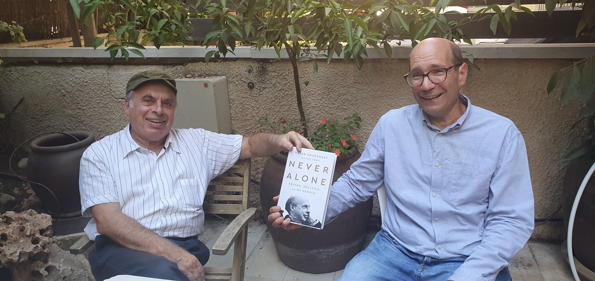 Les co-auteurs Natan Sharansky et Gil Troy, à droite, avec leur nouveau livre "Never Alone" (Crédit : Larissa Ruthman) 