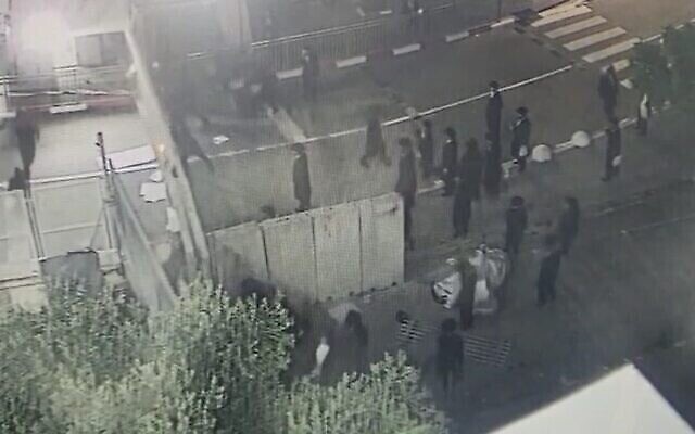 Émeute devant la prison de Ramle, le 4 mai 2023. (Crédit : Services pénitentiaires d’Israël)