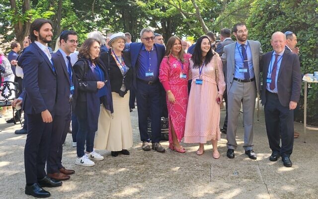 Dirigeants et membres de la communauté juive de Porto posant à l'hôtel Boeira de la ville portugaise, le 16 mai 2023. (Crédit : Canaan Lidor/Times of Israel)