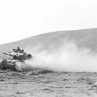 Un char Sho’t Kal (Centurion) de Tsahal progresse dans le nord du plateau du Golan, le 11 octobre 1973, lors d’une contre-attaque de la 7e Brigade ou de la 179e Brigade pendant la guerre du Yom Kippour. (Crédit : Avraham Vered/Archives du ministère de la Défense)