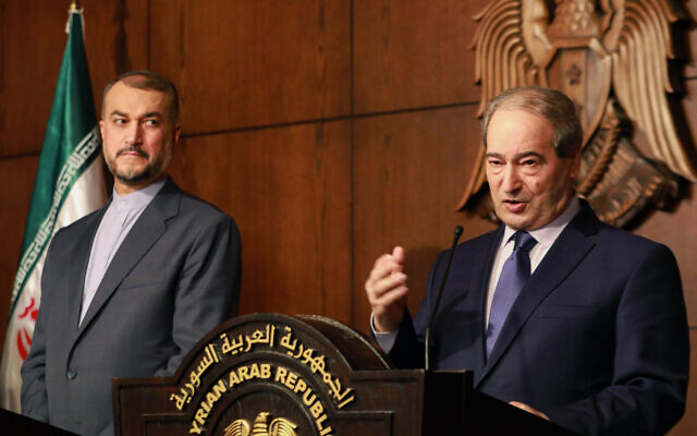Le ministre syrien des Affaires étrangères Faisal Mekdad (à droite) et son homologue iranien Hossein Amir-Abdollahian lors d’une conférence de presse à Damas, le 14 janvier 2023. (Crédit : LOUAI BESHARA / AFP)