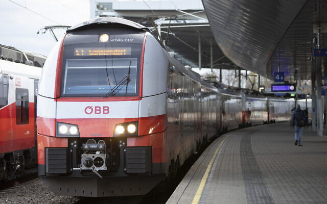 Photo d'lllustration : Un train de l'OeBB, le transporteur fédéral ferroviaire autrichien, à la gare de Praterstern à Vienne, le 18 janvier 2023. (Crédit :  Alex Halada/AFP)