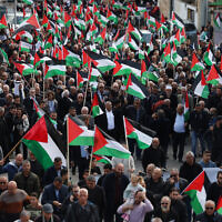 Photo d'illustration : des manifestants brandissent des drapeaux palestiniens pendant une manifestation marquant la Journée annuelle de la Terre à Sakhnin, une ville arabe israélienne du nord d'Israël, le 30 mars 2023. (Crédit :  AHMAD GHARABLI / AFP)