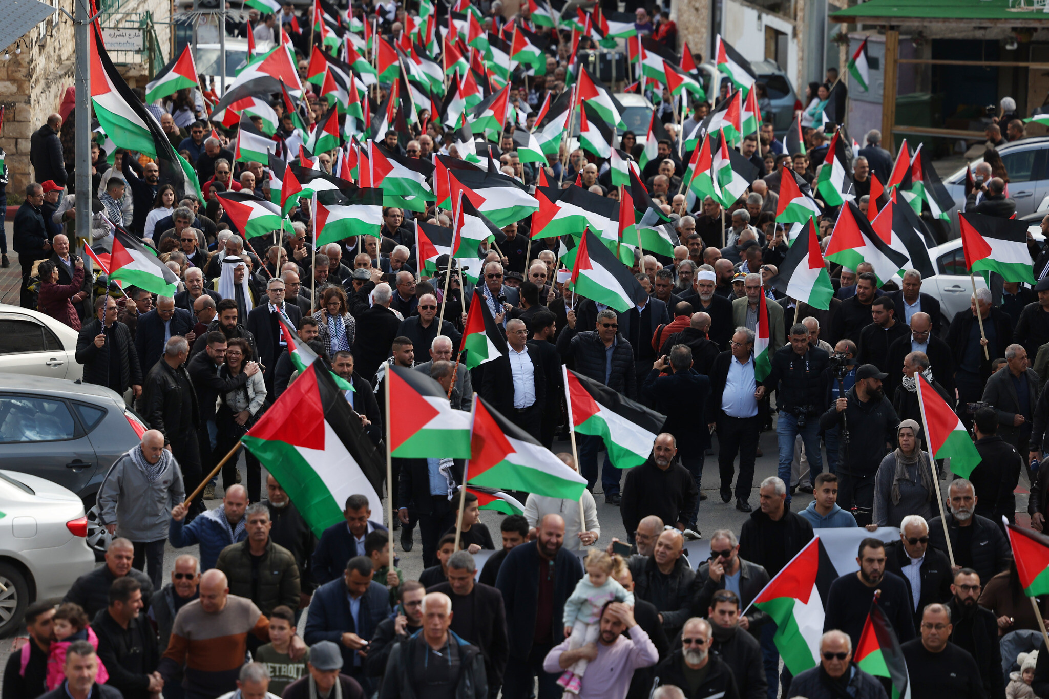 Éducation : toutes les écoles devront lever le drapeau palestinien avec le  drapeau national