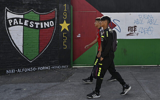 Des joueurs de l'équipe de jeunes du club de football Palestino assistent à une séance d'entraînement dans le complexe sportif de l'équipe à Santiago, au Chili, le 20 avril 2023. (Crédit : Martin Bernetti/AFP)