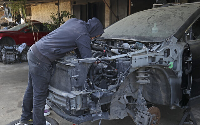 Samer, un militaire de 28 ans, travaille trois jours par semaine dans un garage à Tripoli, le 26 avril 2023. (Crédit : ANWAR AMRO/AFP)