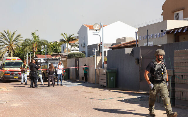 Les forces de sécurité israéliennes et le personnel d'urgence bouclent un secteur dans la ville méridionale de Sderot après un tir de roquette depuis Gaza, le 2 mai 2023. (Crédit : GIL COHEN-MAGEN / AFP)