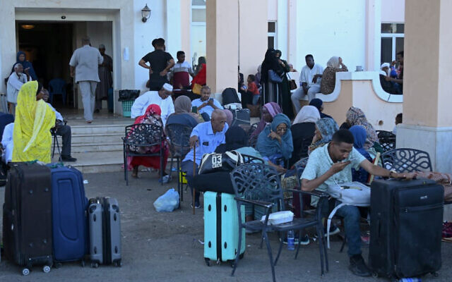Des personnes attendent avec leurs bagages à Port-Soudan, le 3 mai 2023, avant d'être évacuées par voie maritime dans le cadre des affrontements meurtriers qui se poursuivent entre les forces des généraux rivaux. (Crédit : AFP)