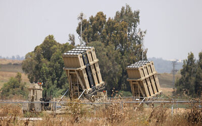 Suite aux frappes aériennes israéliennes matinales sur Gaza, des batteries du système de défense aérienne Dôme de fer, dans le sud d'Israël, le 9 mai 2023. (Crédit : Ronaldo Schemidt/AFP)
