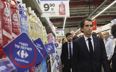 Le président-directeur général de Carrefour, Alexandre Bompard, inaugure un hypermarché dans la ville de Raanana avant d'accueillir les clients, le 9 mai 2023, alors que le groupe français ouvre 50 magasins dans le pays. (Crédit : JACK GUEZ / AFP)