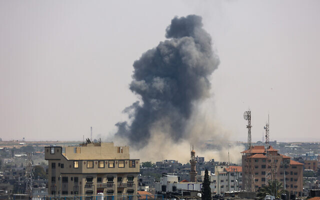 Des volutes de fumée se dégageant après des frappes militaires israéliennes sur des cibles du Jihad islamique palestinien, à Rafah, dans le sud de la bande de Gaza, le 10 mai 2023. (Crédit : Saïd Khatib/AFP)