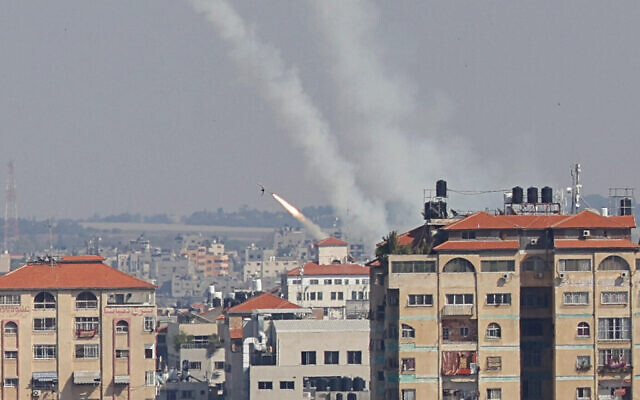 Une roquette est tirée de Gaza City vers Israël, le 10 mai 2023. (Crédit : (Mahmud HAMS/ AFP)
