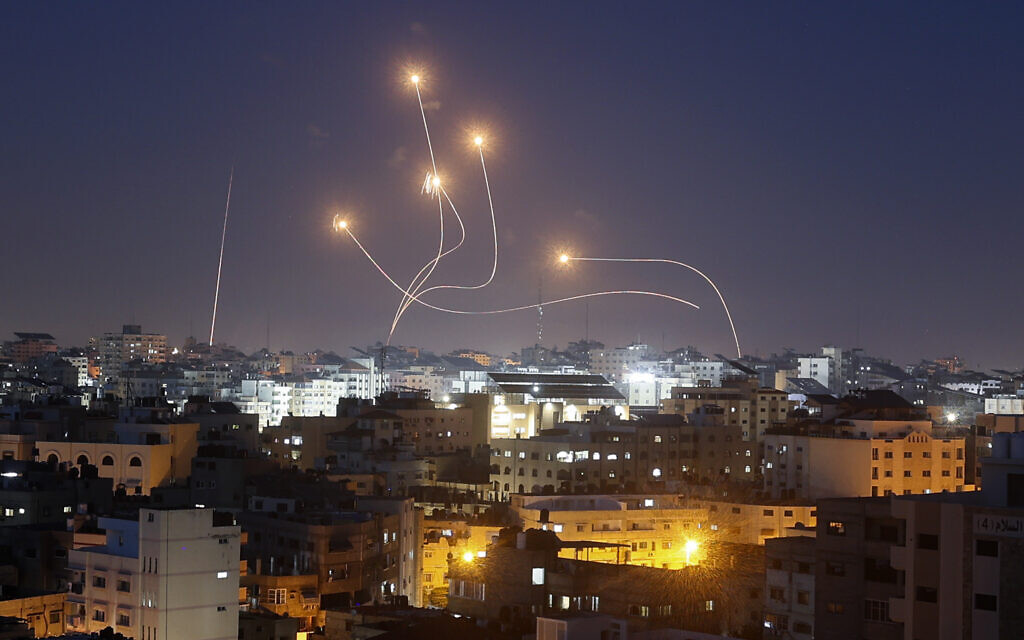 Le système de défense anti-aérienne du Dôme de fer interceptant des roquettes tirées depuis Gaza, le 10 mai 2023. (Crédit : Mohammed Abed/AFP)