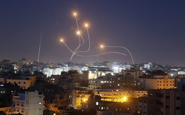 Le système de défense antiaérienne du Dôme de fer interceptant des roquettes tirées depuis Gaza City, le 10 mai 2023. (Crédit : Mohammed Abed/AFP)
