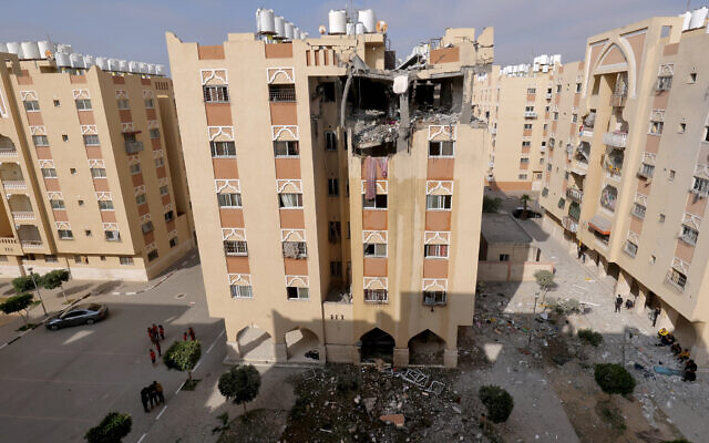 L'immeuble où vivait un leader du Jihad islamique et qui a été détruit par une frappe aérienne israélienne à Khan Younès, le 11 mai 2023. (Crédit : SAID KHATIB / AFP)