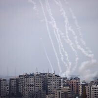 Des roquettes lancées de la ville de Gaza vers Israël, le 12 mai 2023. (Crédit : Mahmud Hams/AFP)