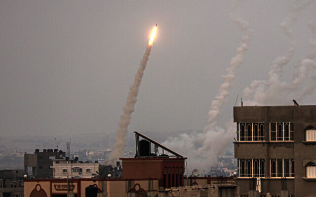 Des roquettes lancées depuis le sud de la Bande de Gaza en direction d'Israël, le 12 mai 2023. (Crédit : Saïd Khatib/AFP)