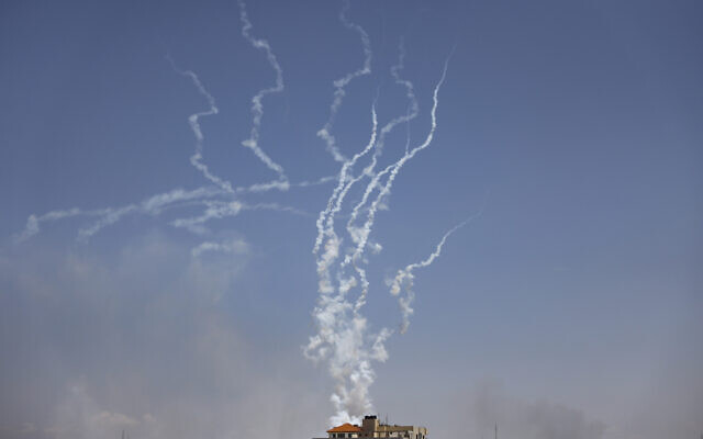 Des roquettes tirées depuis la ville de Gaza vers Israël, le 13 mai 2023. (Crédit : Mohamed Abed/AFP)