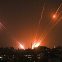 Des roquettes tirées depuis Gaza City vers Israël, le 13 mai 2023. (Crédit : MAHMUD HAMS / AFP)