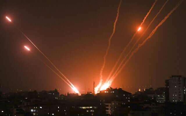 Des roquettes tirées depuis Gaza vers Israël, le 13 mai 2023. (Crédit : Mahmoud Hams/AFP)