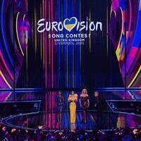 Illustration : Les animateurs Alesha Dixon, Graham Norton, Hannah Waddingham et Julia Sanina sur scène lors de la finale du concours Eurovision 2023, le 13 mai 2023, à la M&S Bank Arena de Liverpool, dans le nord de l’Angleterre. (Crédit : Paul Ellis/AFP)
