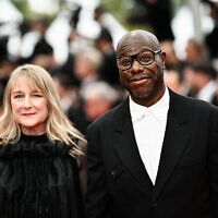 La productrice associée néerlandaise Bianca Stigter et le réalisateur britannique Steve McQueen arrivent pour la projection du film "Occupied City" lors de la 76e édition du Festival de Cannes à Cannes, dans le sud de la France, le 19 mai 2023. (Crédit : LOIC VENANCE / AFP)