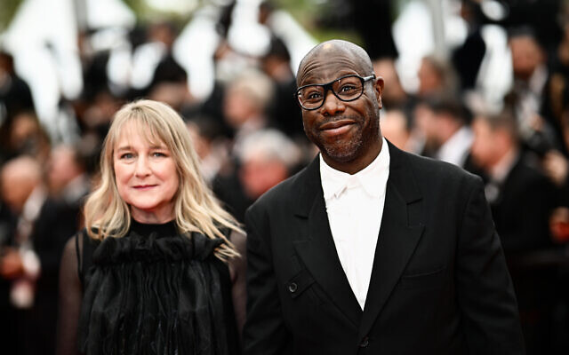 La productrice associée néerlandaise Bianca Stigter et le réalisateur britannique Steve McQueen arrivent pour la projection du film "Occupied City" lors de la 76e édition du Festival de Cannes à Cannes, dans le sud de la France, le 19 mai 2023. (Crédit : LOIC VENANCE / AFP)