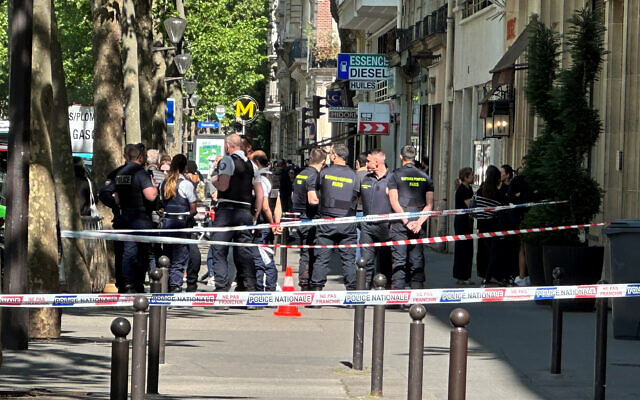 La police et les secours sur les lieux d'une fusillade à Paris, le 24 mai 2023, après que des hommes armés ont ouvert le feu et tué Ruben Azoulay, agent immobilier, sur le boulevard de Courcelles dans le 8e arrondissement de Paris. (Crédit : Philippe DUPEYRAT / AFP)