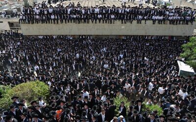 Des personnes euil assistent aux funérailles du rabbin Gershon Edelstein à la Yeshiva Ponevezh à Bnei Brak, le 30 mai 2023. (Crédit : Jack Guez/AFP)