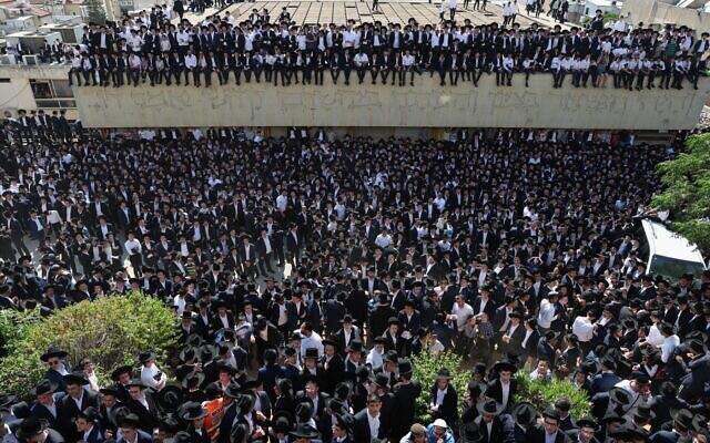 Des personnes euil assistent aux funérailles du rabbin Gershon Edelstein à la Yeshiva Ponevezh à Bnei Brak, le 30 mai 2023. (Crédit : Jack Guez/AFP)