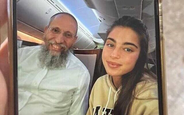 Un selfie pris par la pop star Noa Kirel (à droite) avec le rabbin Yosef Tzvi Rimon sur un vol Liverpool-Tel Aviv, en mai 2023. (Crédit : Capture d'écran de WhatsApp : utilisée conformément à l'article 27a de la loi sur le droit d'auteur)