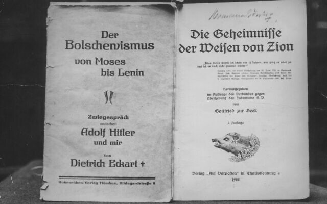 Une version publiée par les nazis des "Protocoles des Sages de Sion", un texte antisémite, vers 1935. (Crédit : Hulton Archive/Getty Images via la JTA)