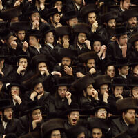 Des hommes haredim rassemblés dans une yeshiva de Jérusalem, le 11 mars 2009. (Crédit : AP Photo/Kevin Frayer)