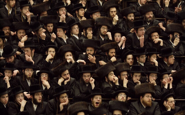 Des hommes haredim rassemblés dans une yeshiva de Jérusalem, le 11 mars 2009. (Crédit : AP Photo/Kevin Frayer)