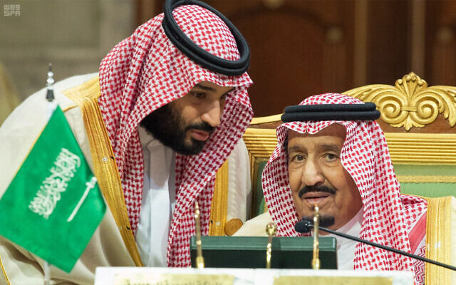 Le prince héritier Mohammed bin Salman, à gauche, parle à son père, le roi Salman, à droite, lors d'une rencontre du Conseil de coopération du Golfe à Ryad, en Arabie saoudite,  le 9 décembre 2018. (Crédit : Saudi Press Agency via AP)
