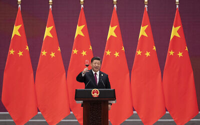 Le président chinois Xi Jinping levant son verre et proposant un toast lors du banquet de bienvenue pour les dirigeants en visite participant au Forum de la Route de la Soie au Palais de l'Assemblée du peuple, à Pékin, le 26 avril 2019. (Crédit : Nicolas Asfouri/Pool Photo via AP)