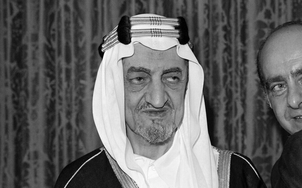 Le roi Fayçal d’Arabie saoudite lors d’un déplacement au Département d’État à Washington, DC, le 28 mai 1971. (Crédit : AP Photo/John Duricka)