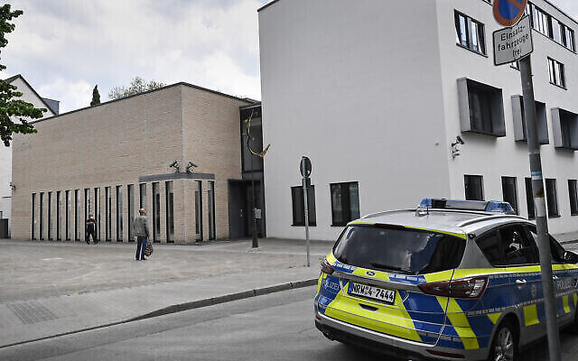 Une voiture de police est stationnée devant la synagogue de Gelsenkirchen, en Allemagne, le 13 mai 2021. (Crédit : AP Photo/Martin Meissner)