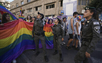 Défilé sous haute sécurité lors de la Gay Pride, à Jérusalem, le 2 juin 2022. (Crédit : AP Photo/Ariel Schalit)