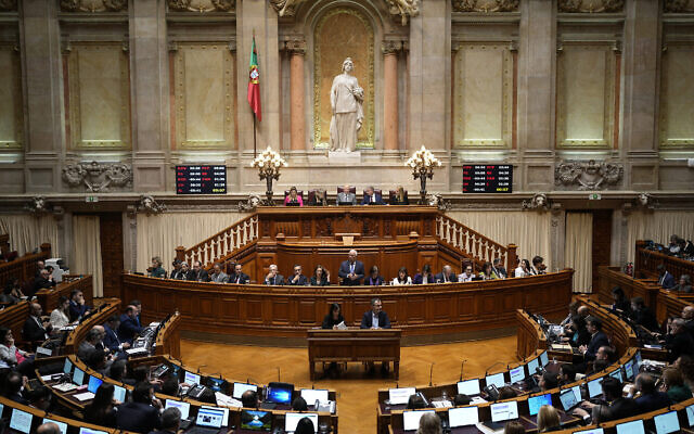 Illustration : Le Premier ministre portugais Antonio Costa, debout au centre, répondant à un député lors d'un débat au parlement, à Lisbonne, le 11 janvier 2023. (Crédit : AP Photo/Armando Franca)