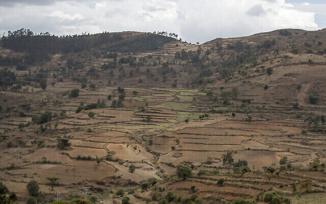 Illustration : Collines en terrasses le long de la route entre Gondar et Danshe, ville située à l’ouest du Tigré, annexée par la région d’Amhara lors du conflit qui fait rage, en Éthiopie, le 1er mai 2021. (Crédit : AP Photo/Ben Curtis, dossier)