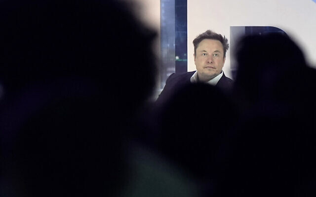 Le PDG de Twitter, Elon Musk, s'exprimant sur scène lors de la conférence de marketing POSSIBLE, à Miami Beach, en Floride, le 18 avril 2023. (Crédit : AP Photo/Rebecca Blackwell)