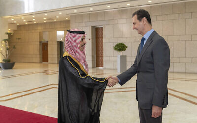 Le président syrien Bashar el-Assad, à droite, accueillant le ministre saoudien des Affaires étrangères Faisal bin Farhan Al Saud, à gauche, avant leur entretien à Damas, en Syrie, le 18 avril 2023. (Crédit : SANA via AP)