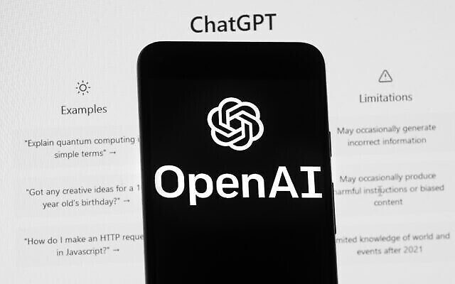 Le logo OpenAI est visible sur un téléphone portable devant un écran d’ordinateur affichant l’écran d’accueil ChatGPT, à Boston, le 17 mars 2023. (Crédit : Michael Dwyer/AP)