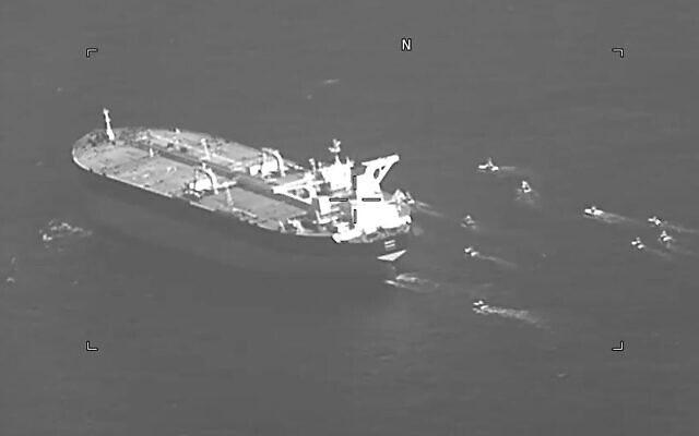 Image d'une vidéo publiée par la marine américaine montrant le pétrolier Niovi, battant pavillon panaméen, entouré de navires des Gardiens de la révolution iraniens dans le détroit d'Ormuz, le 3 mai 2023. (Crédit : US Navy via AP)