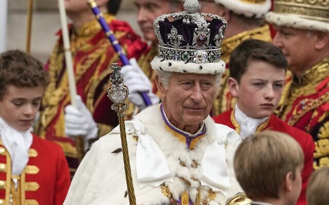 Le roi Charles III de Grande-Bretagne quittant l'abbaye de Westminster après sa cérémonie de couronnement, à Londres, le 6 mai 2023. (Crédit : AP Photo/Alessandra Tarantino)